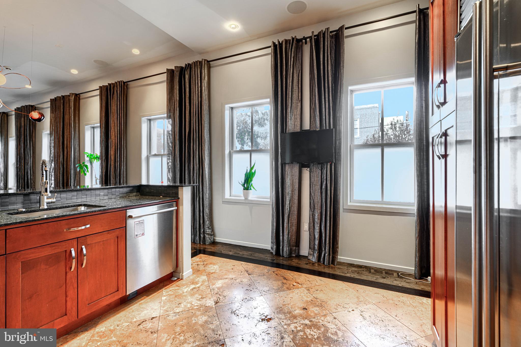 LOCUST POINT - Residential