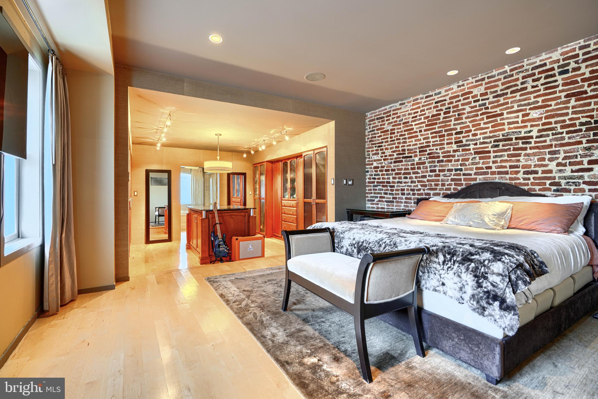 LOCUST POINT - Residential