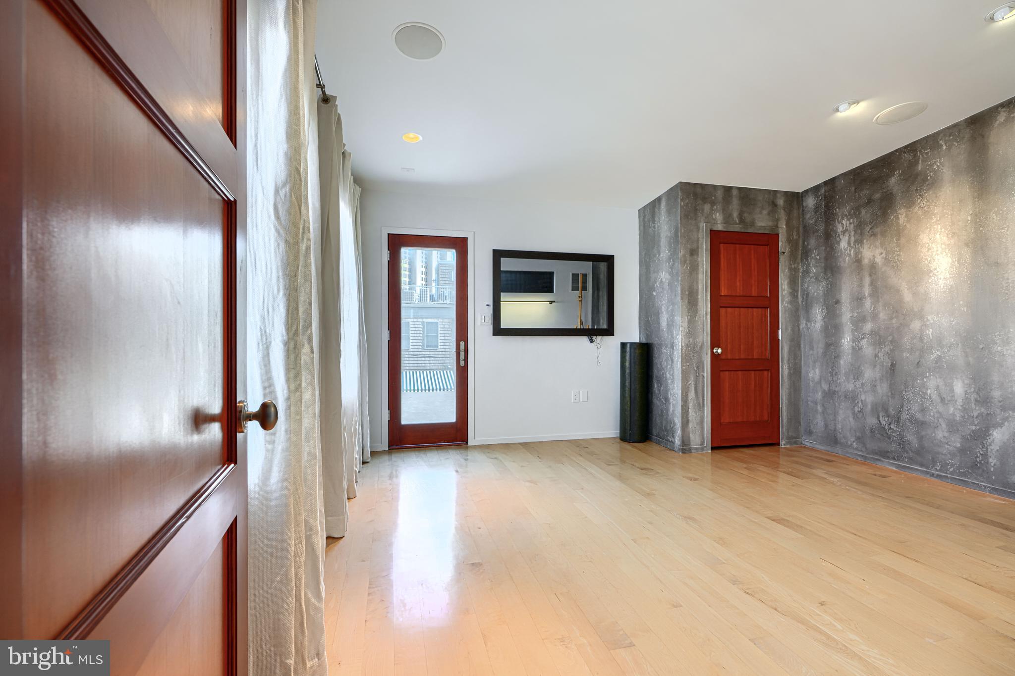 LOCUST POINT - Residential