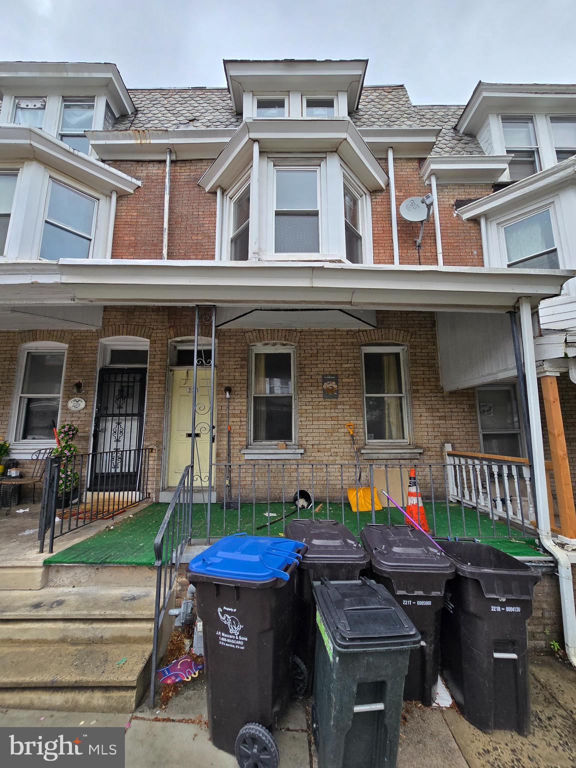 231 East Marshall Street | Duplex | 1,934 Sq Ft | Vacant
Excellent investment opportunity! This well-maintained duplex features two spacious, separately metered units in good condition, fully vacant and ready for immediate occupancy or rental.
-Unit 1: 3 Bedrooms / 1 Bathroom
-Unit 2: 2 Bedrooms / 1 Bathroom
-Total Living Area: Approx. 1,934 Sq Ft
-Estimated Total Rent: Up to $2,700/month
-Condition: Good – clean, functional, and move-in ready
NOTE: The property will be sold in AS-IS condition. The buyer is responsible for U&O.