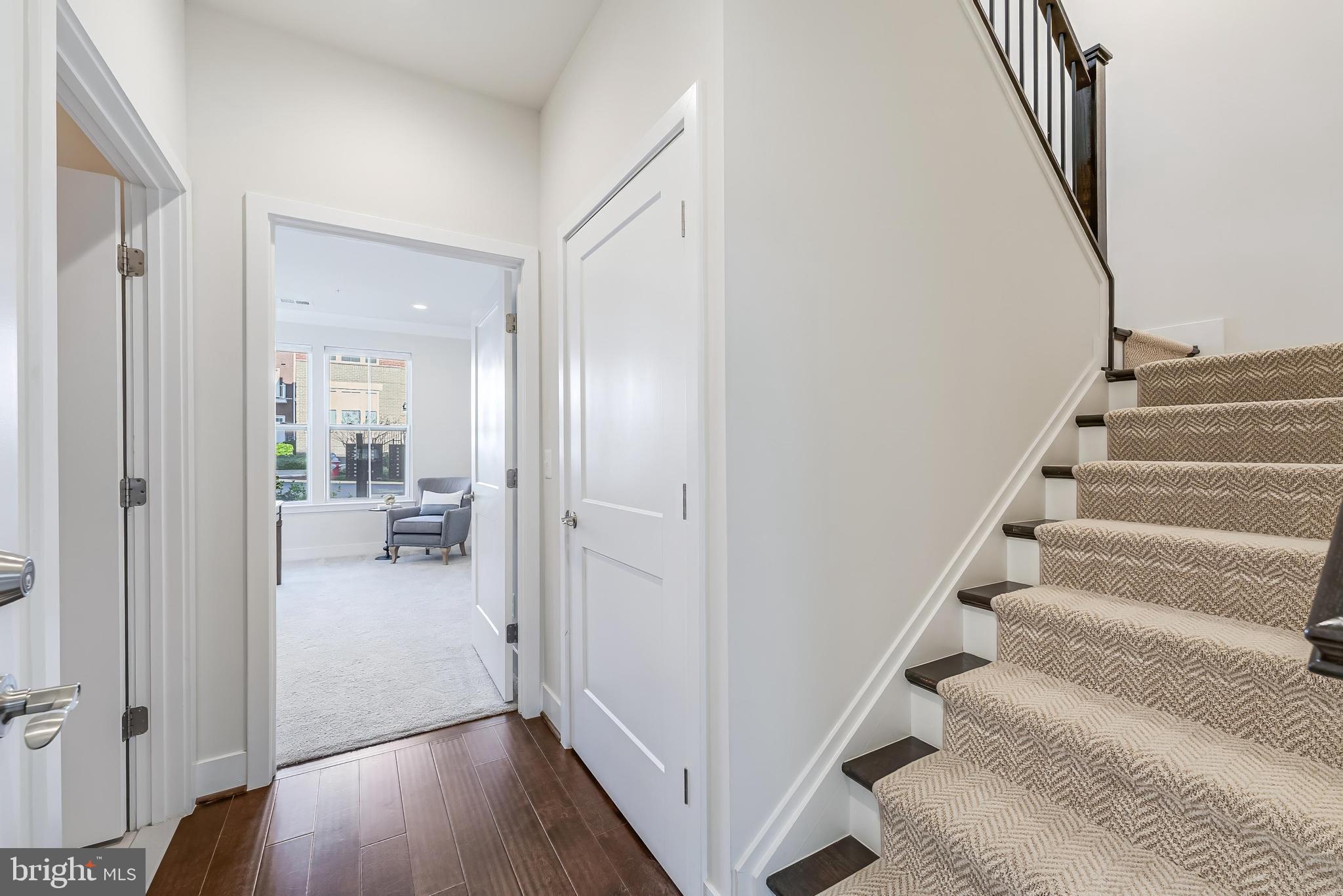 SUNRISE SQUARE - Residential