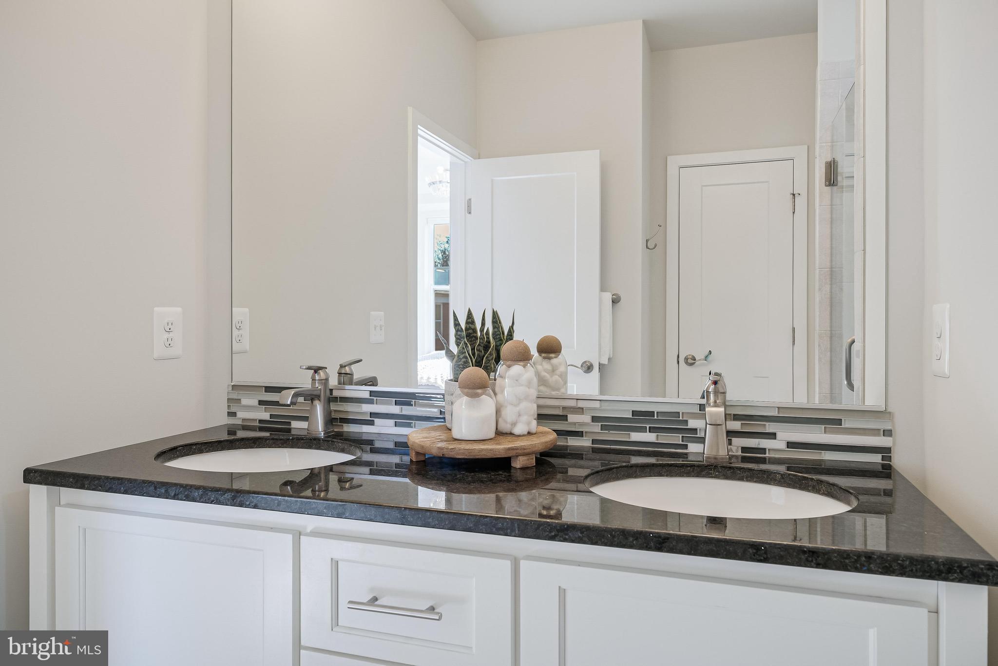 SUNRISE SQUARE - Residential