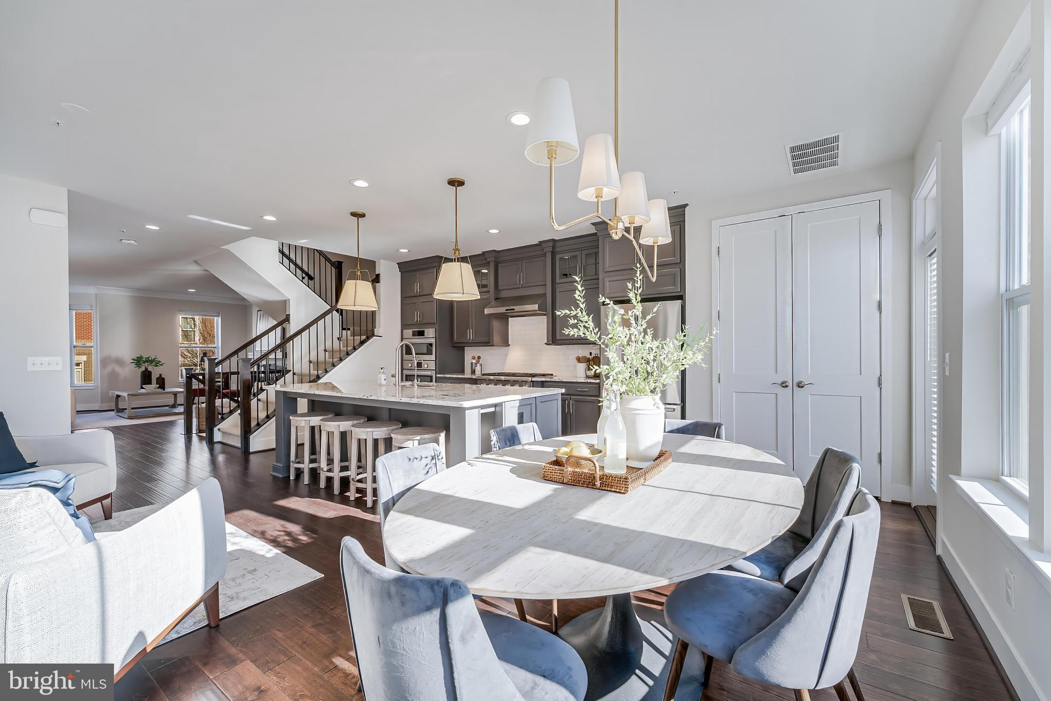 SUNRISE SQUARE - Residential