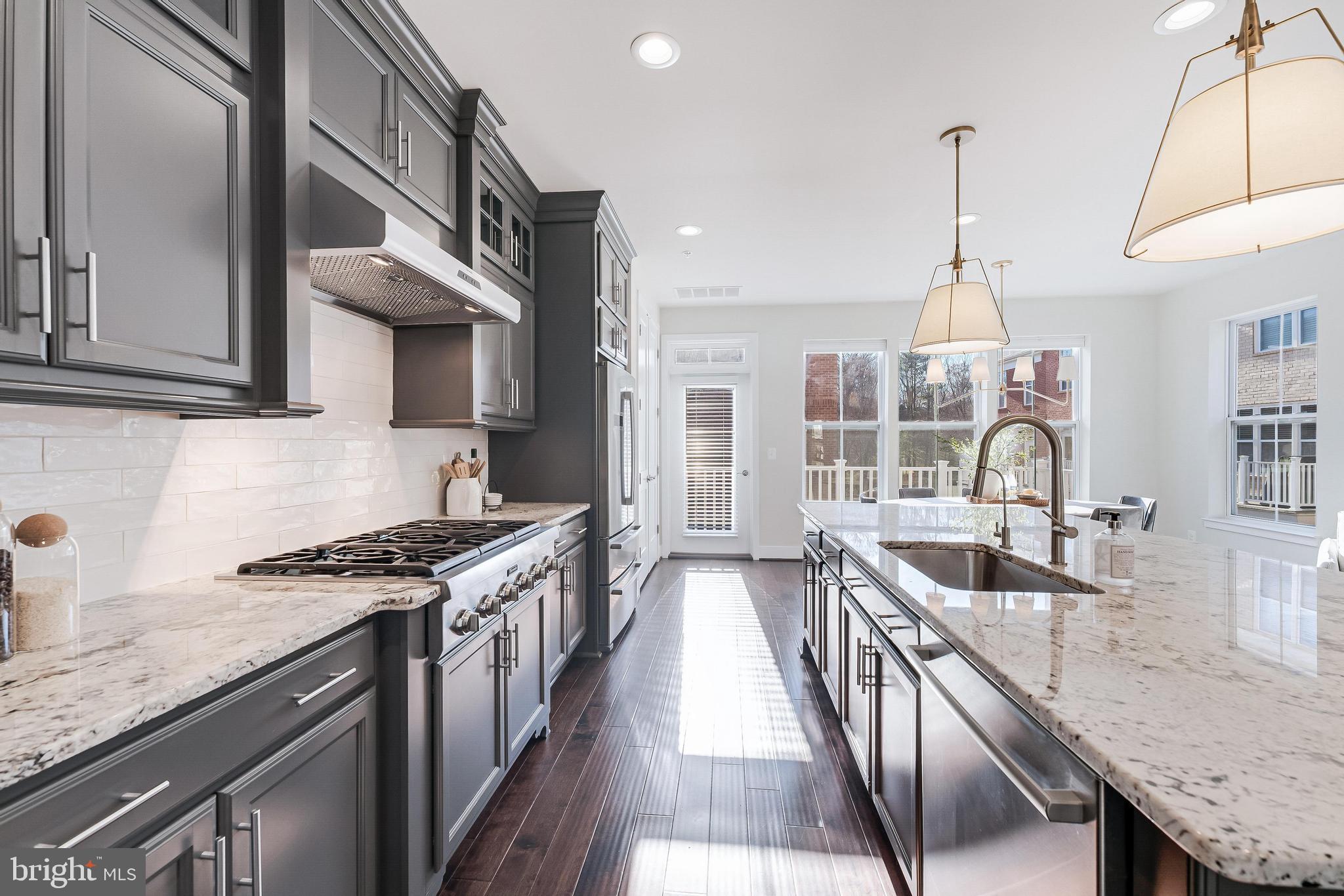 SUNRISE SQUARE - Residential