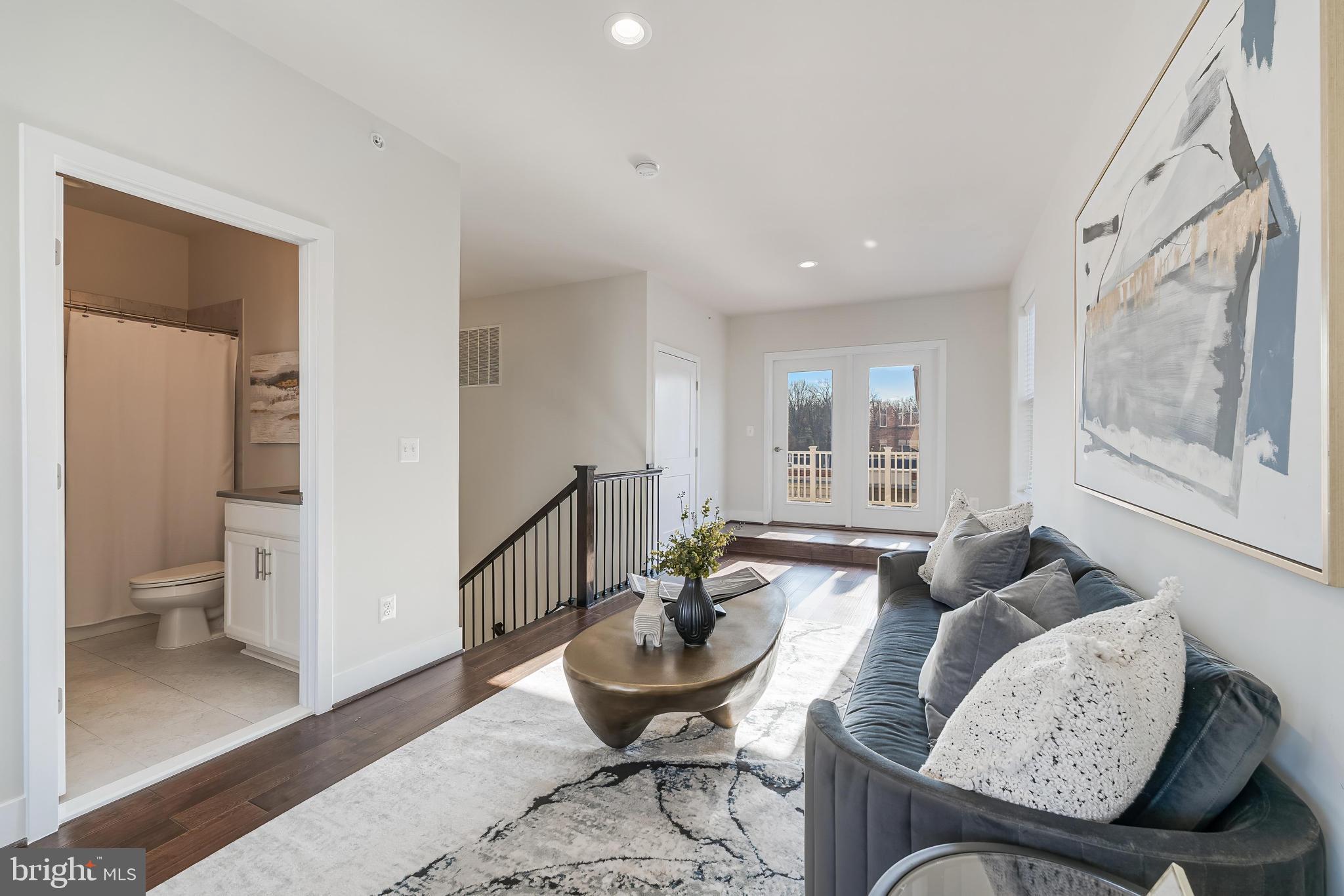 SUNRISE SQUARE - Residential