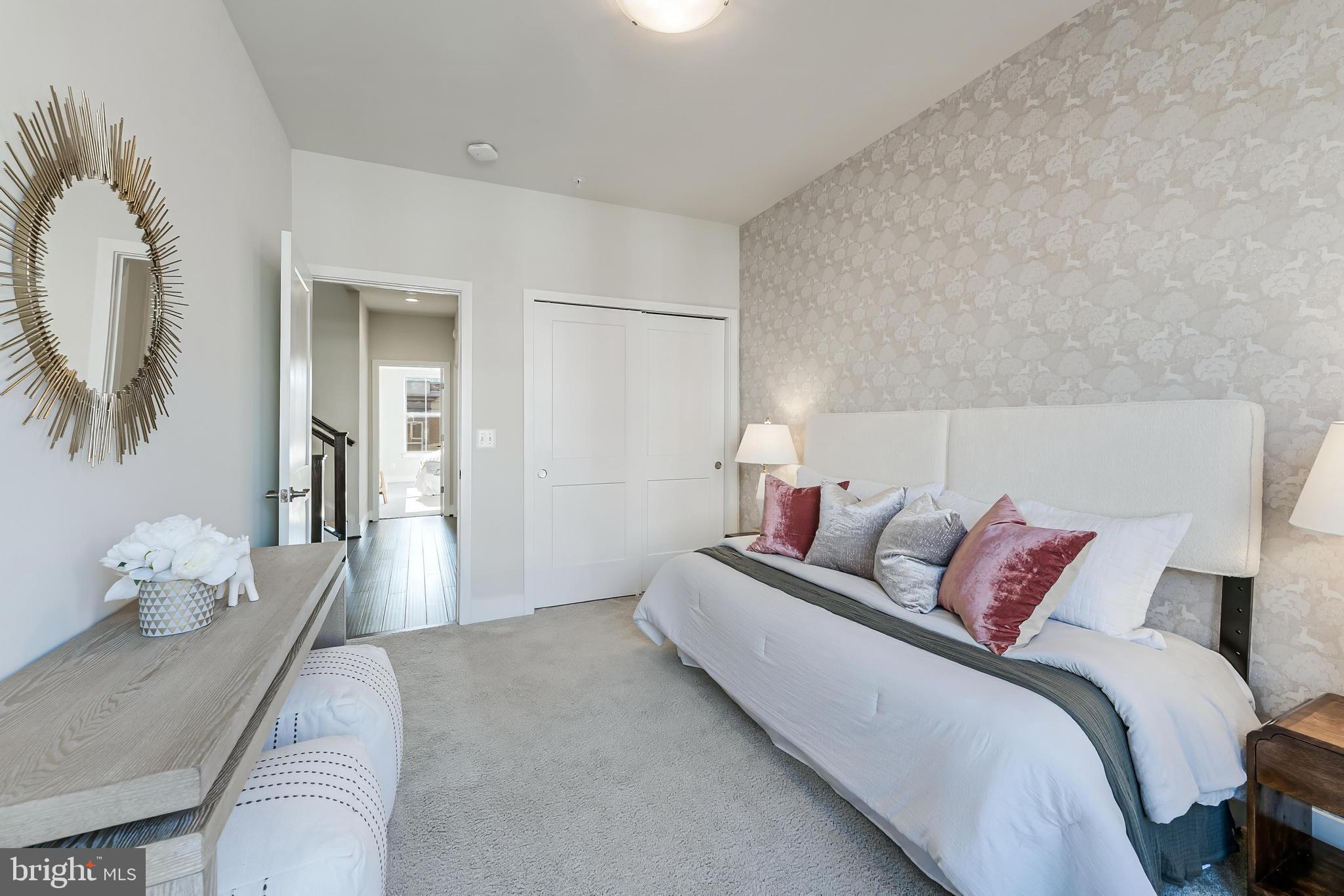 SUNRISE SQUARE - Residential