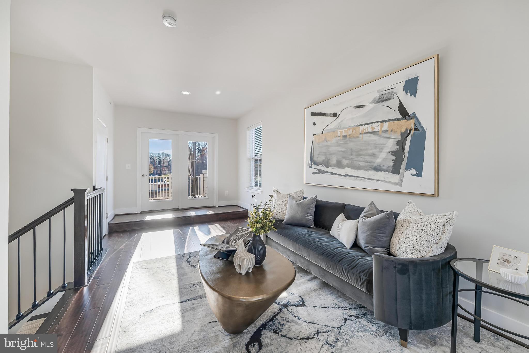 SUNRISE SQUARE - Residential