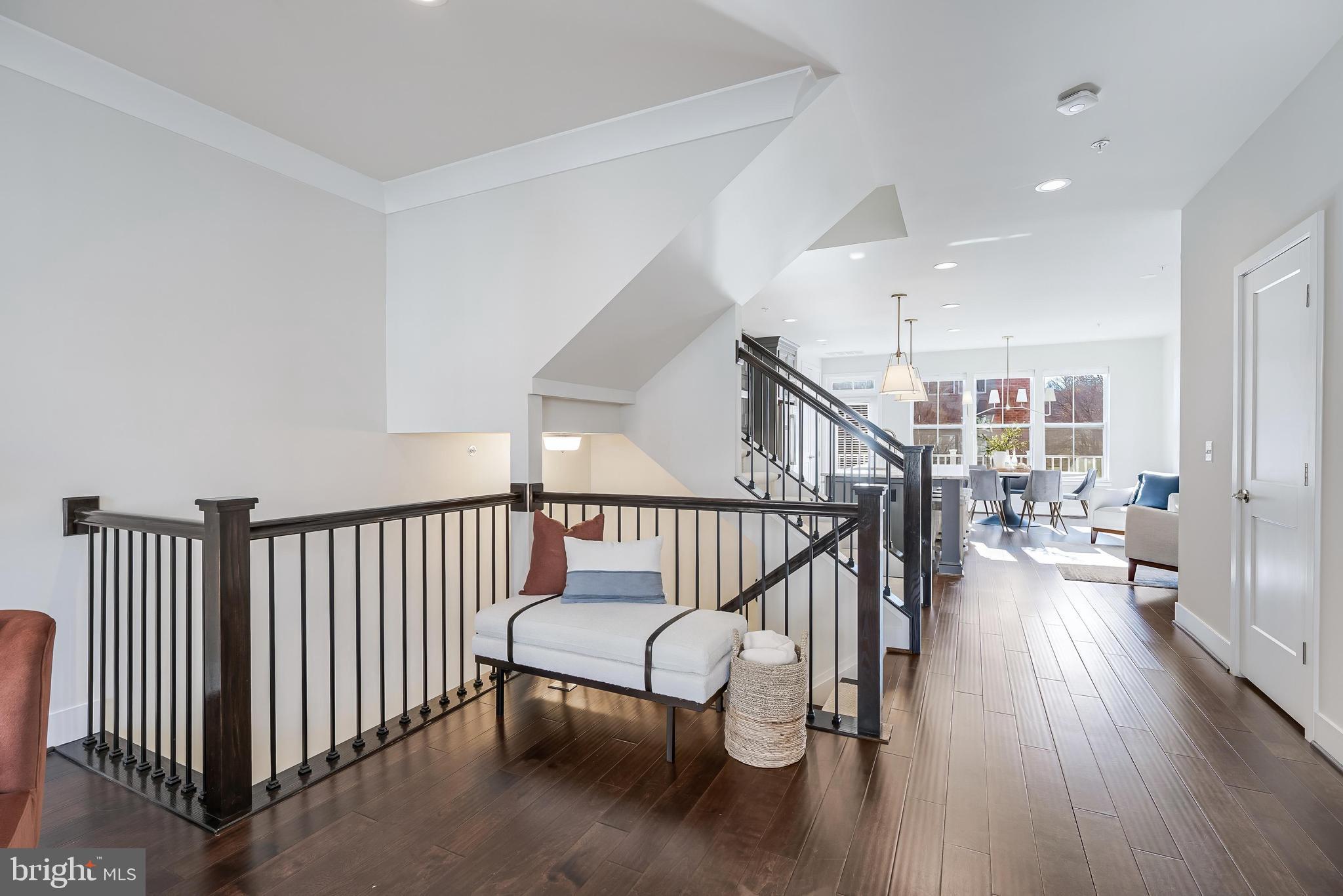 SUNRISE SQUARE - Residential