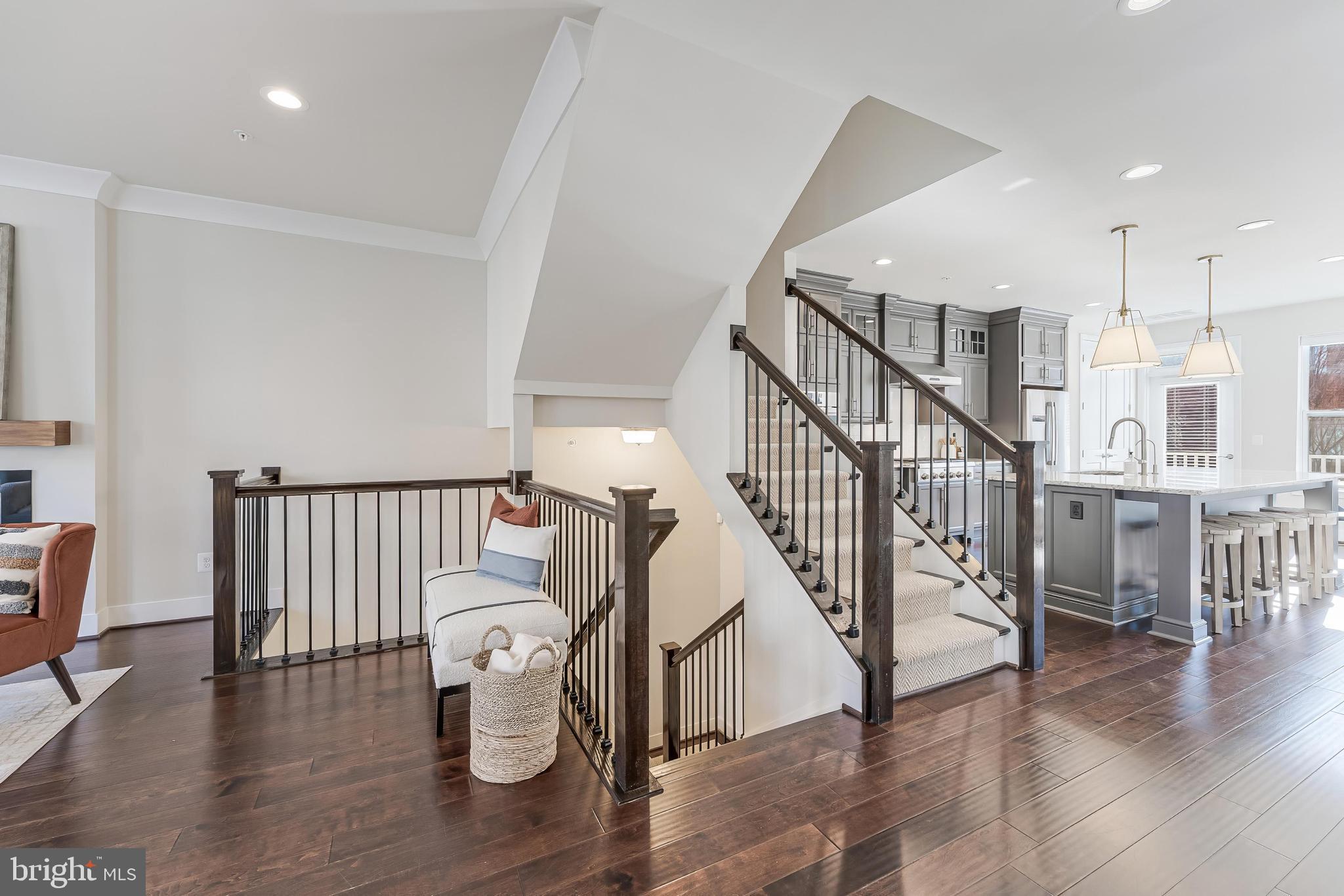 SUNRISE SQUARE - Residential