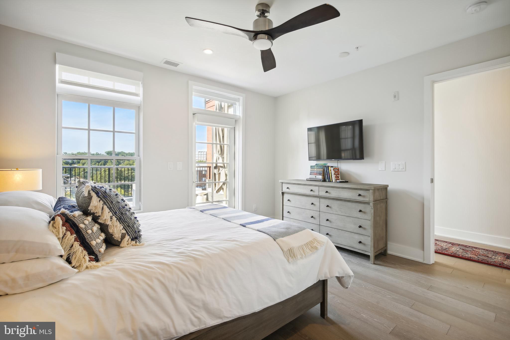 THE SELECT AT GASLIGHT SQUARE - Residential