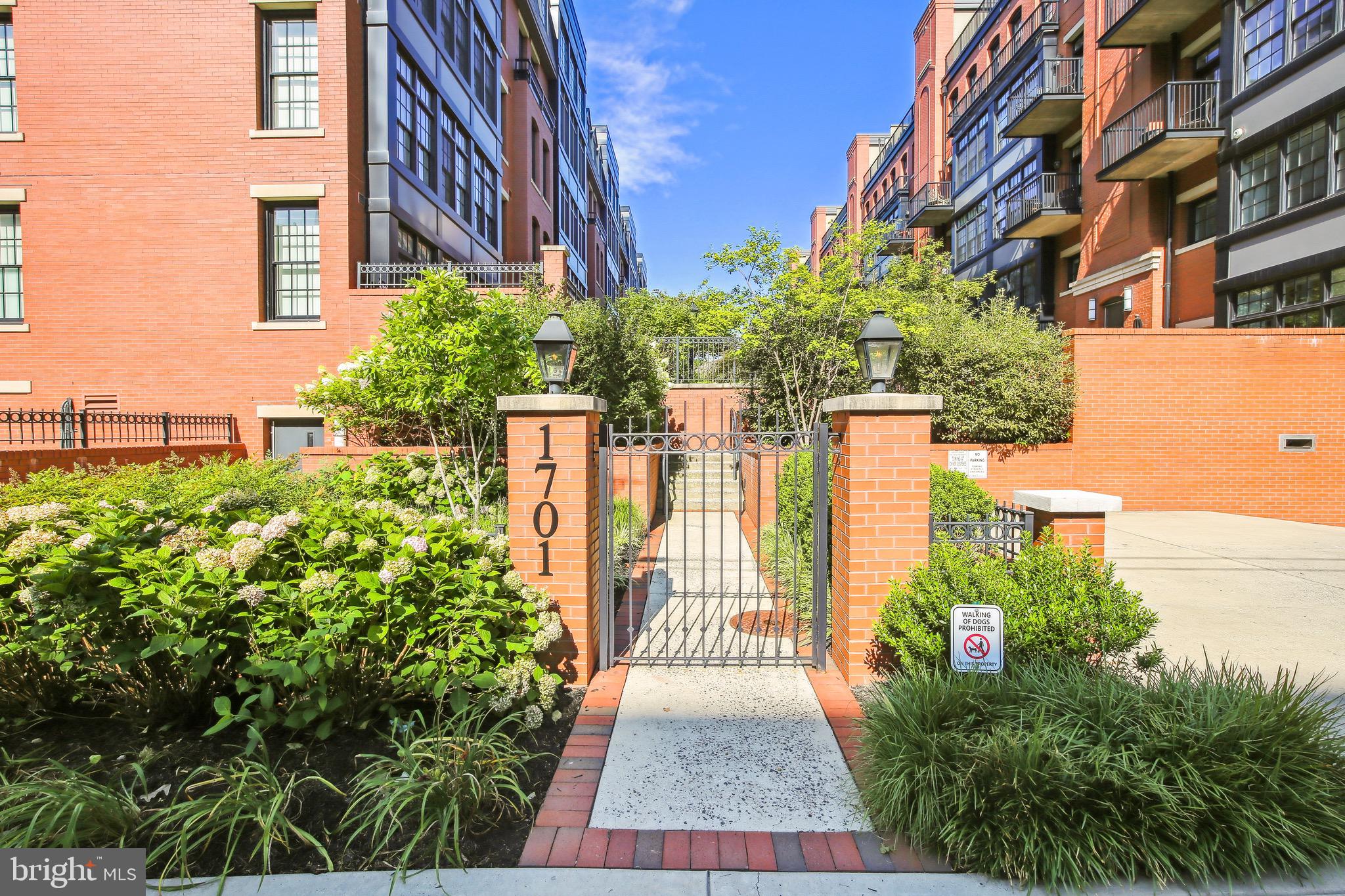 THE SELECT AT GASLIGHT SQUARE - Residential