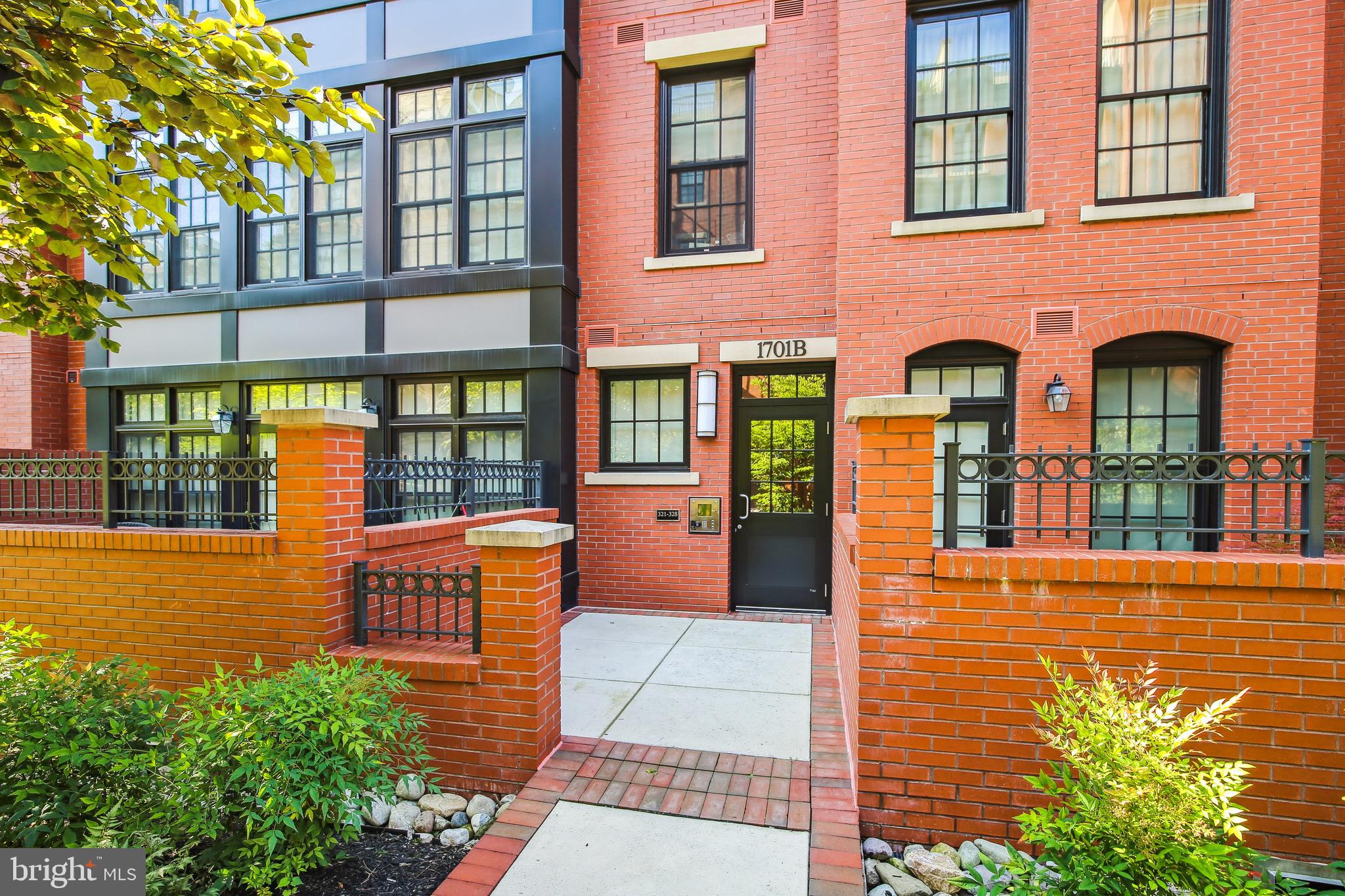 THE SELECT AT GASLIGHT SQUARE - Residential