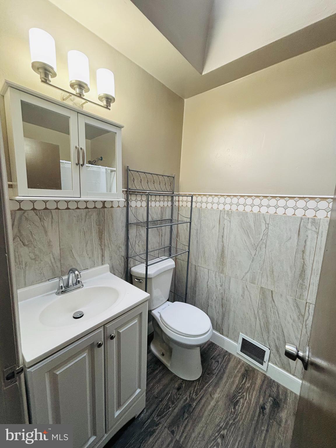 LAWNCREST - Residential Lease