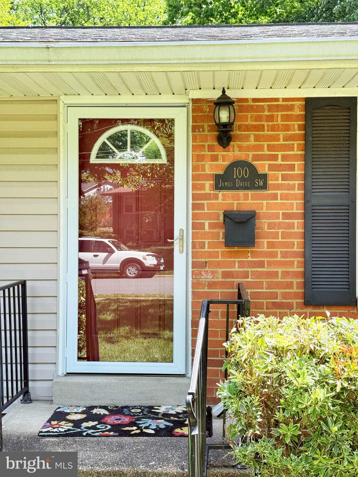 100 JAMES DRIVE SW