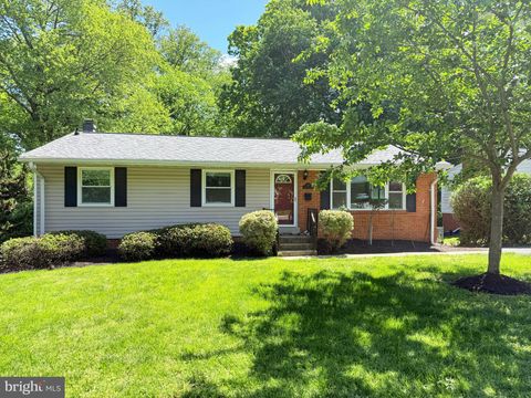 Photo of 100 James Drive SW, VIENNA, VA 22180 (MLS # VAFX2309182)
