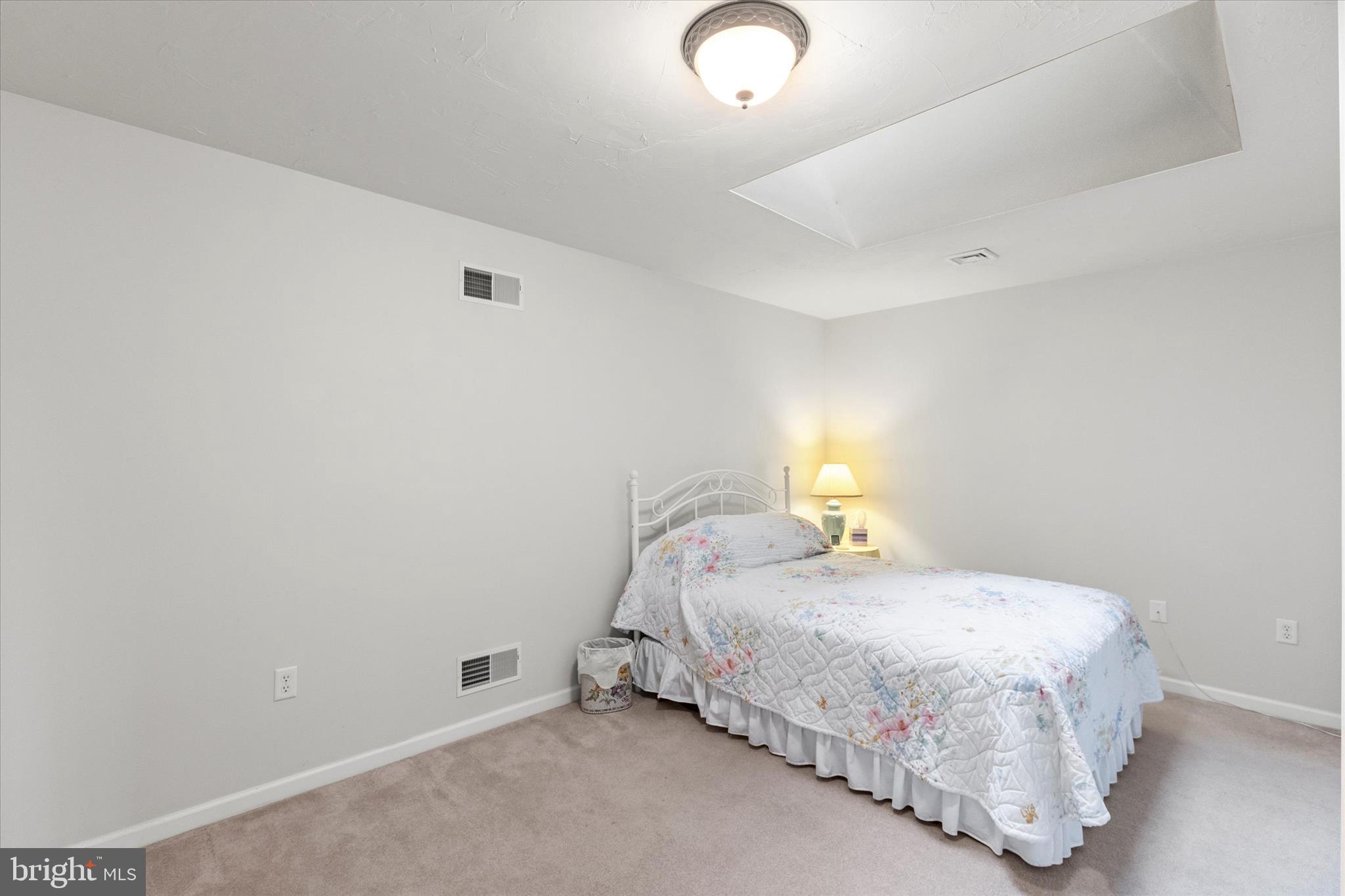 LAUREL MANOR - Residential