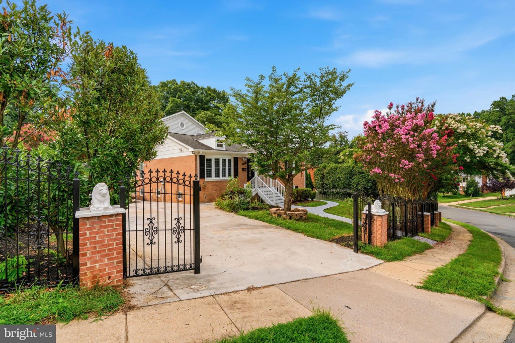 Photo of 14707 Dunbar Lane, WOODBRIDGE, VA 22193 (MLS # VAPW2125794)