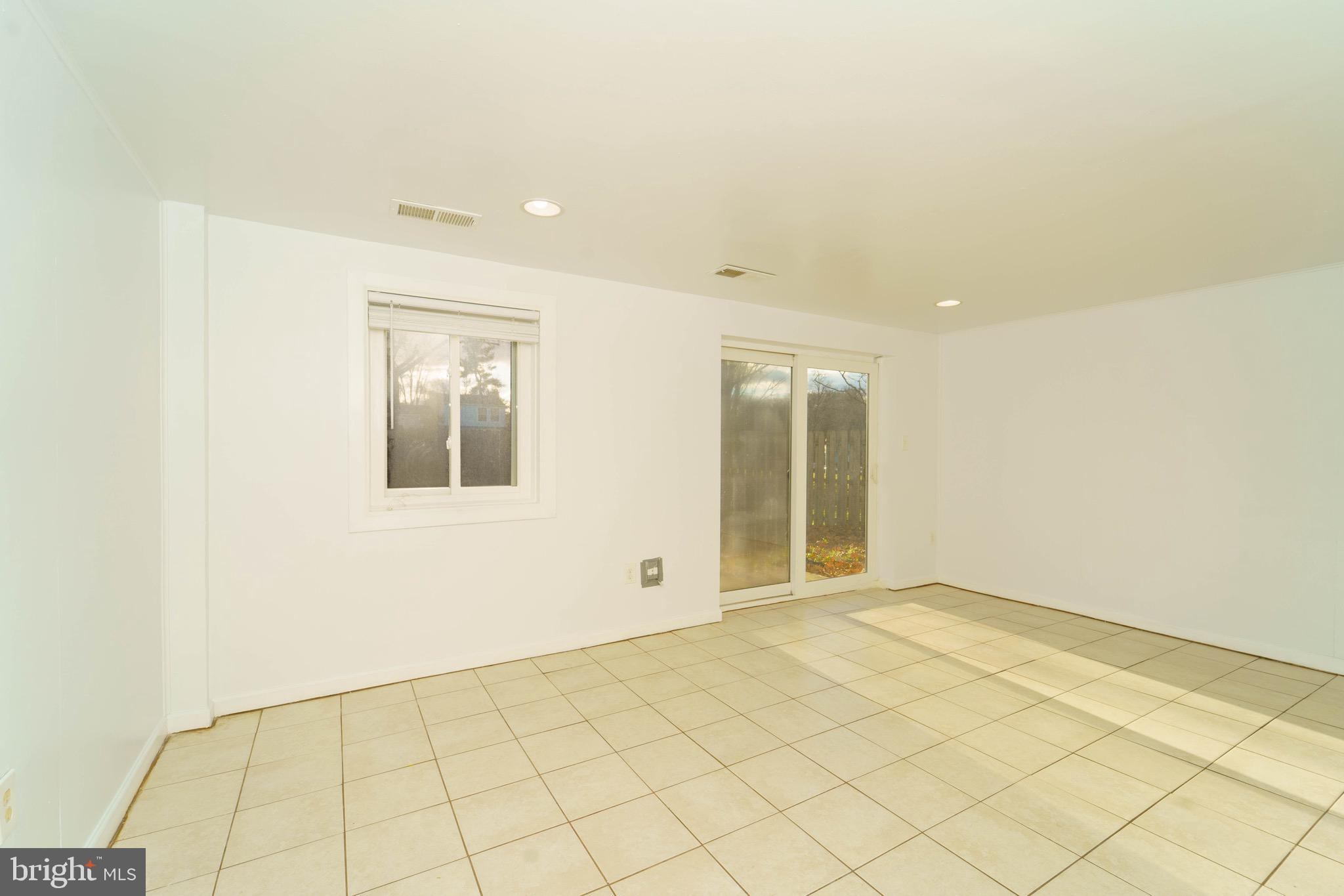 VILLAGE OF OAKLAND MILLS - Residential Lease