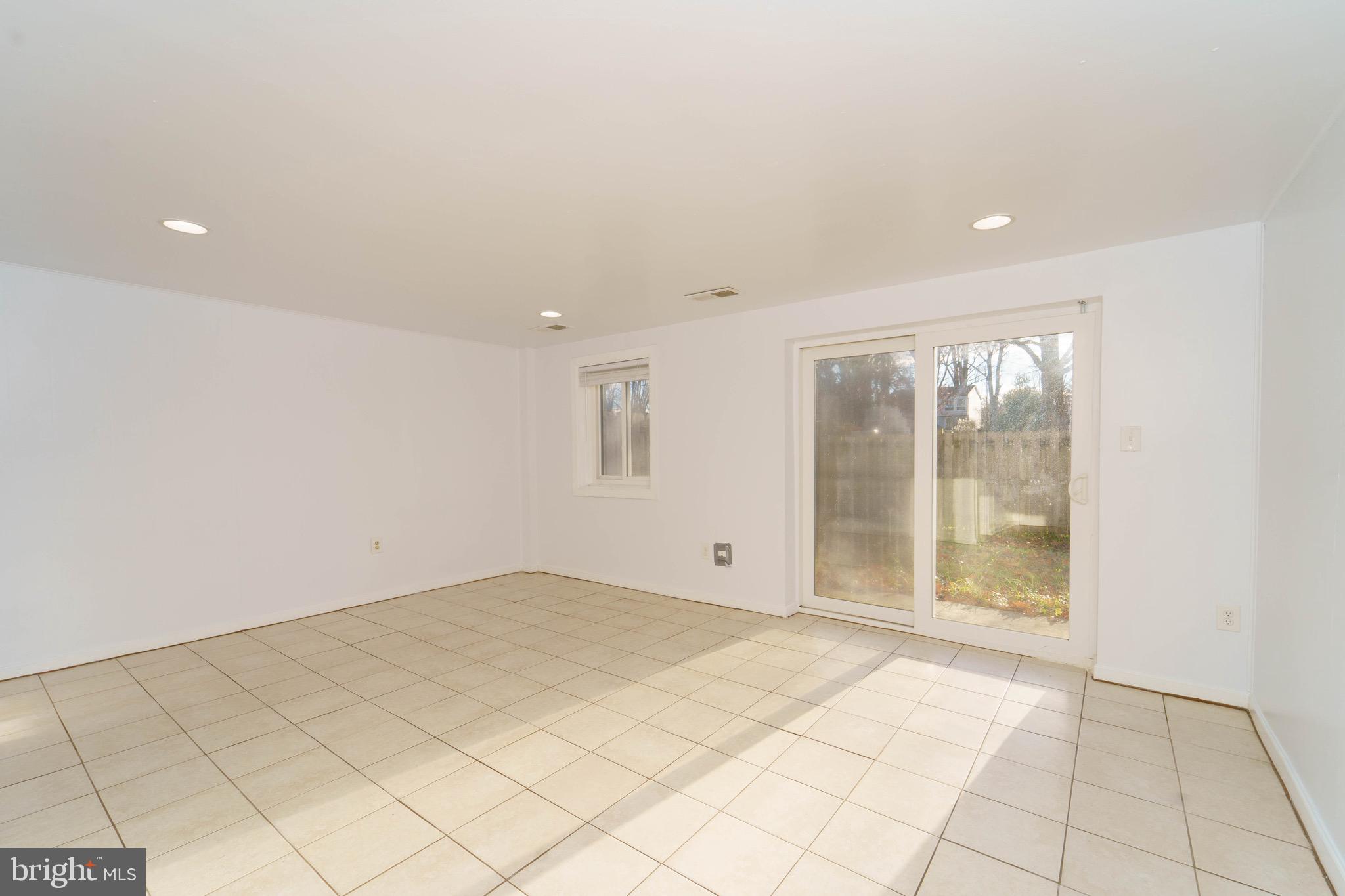 VILLAGE OF OAKLAND MILLS - Residential Lease