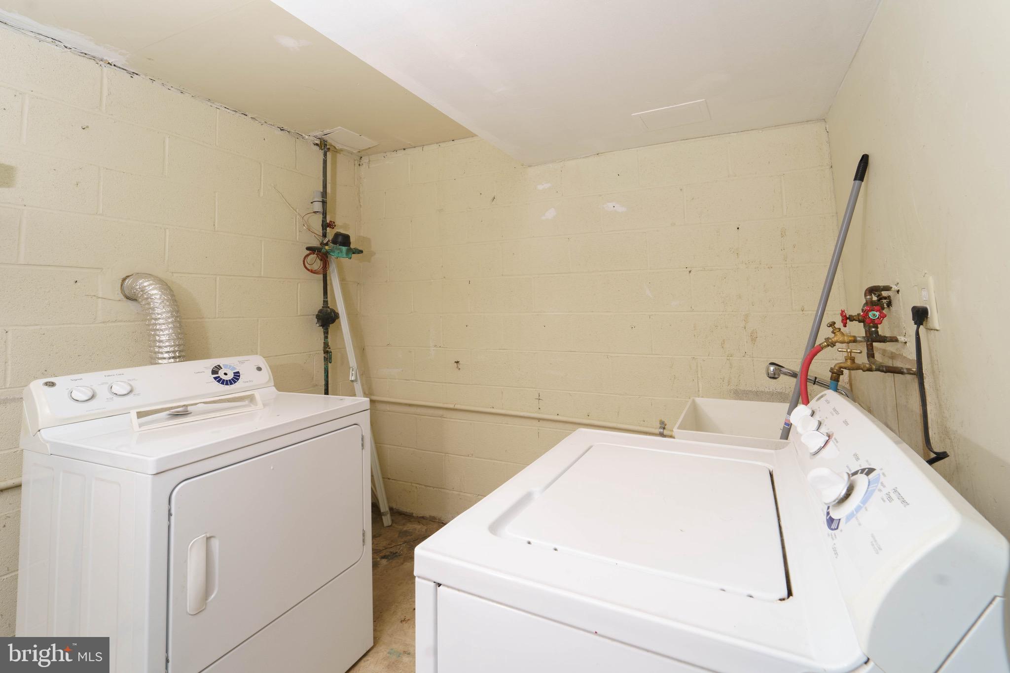 VILLAGE OF OAKLAND MILLS - Residential Lease