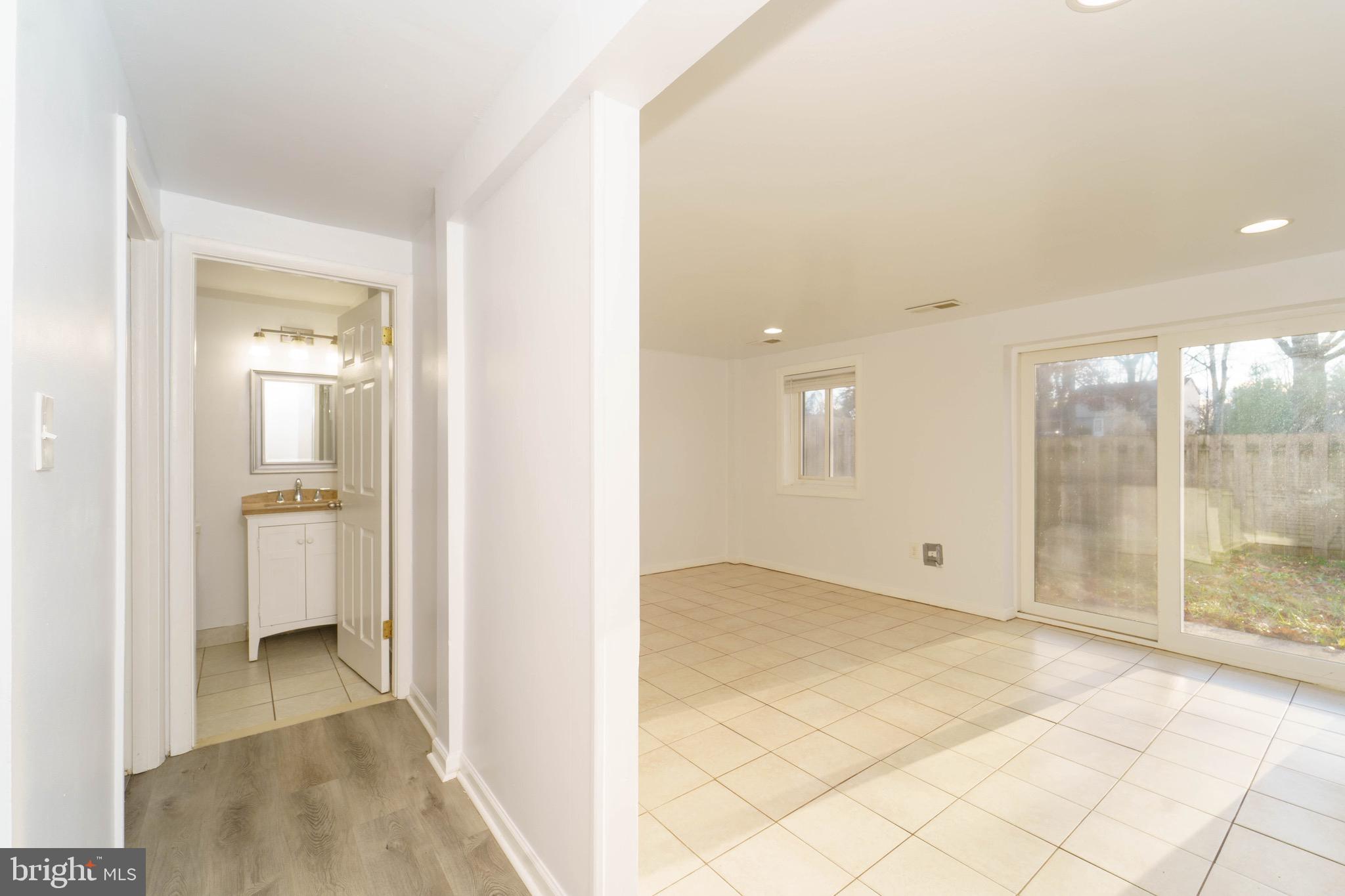 VILLAGE OF OAKLAND MILLS - Residential Lease