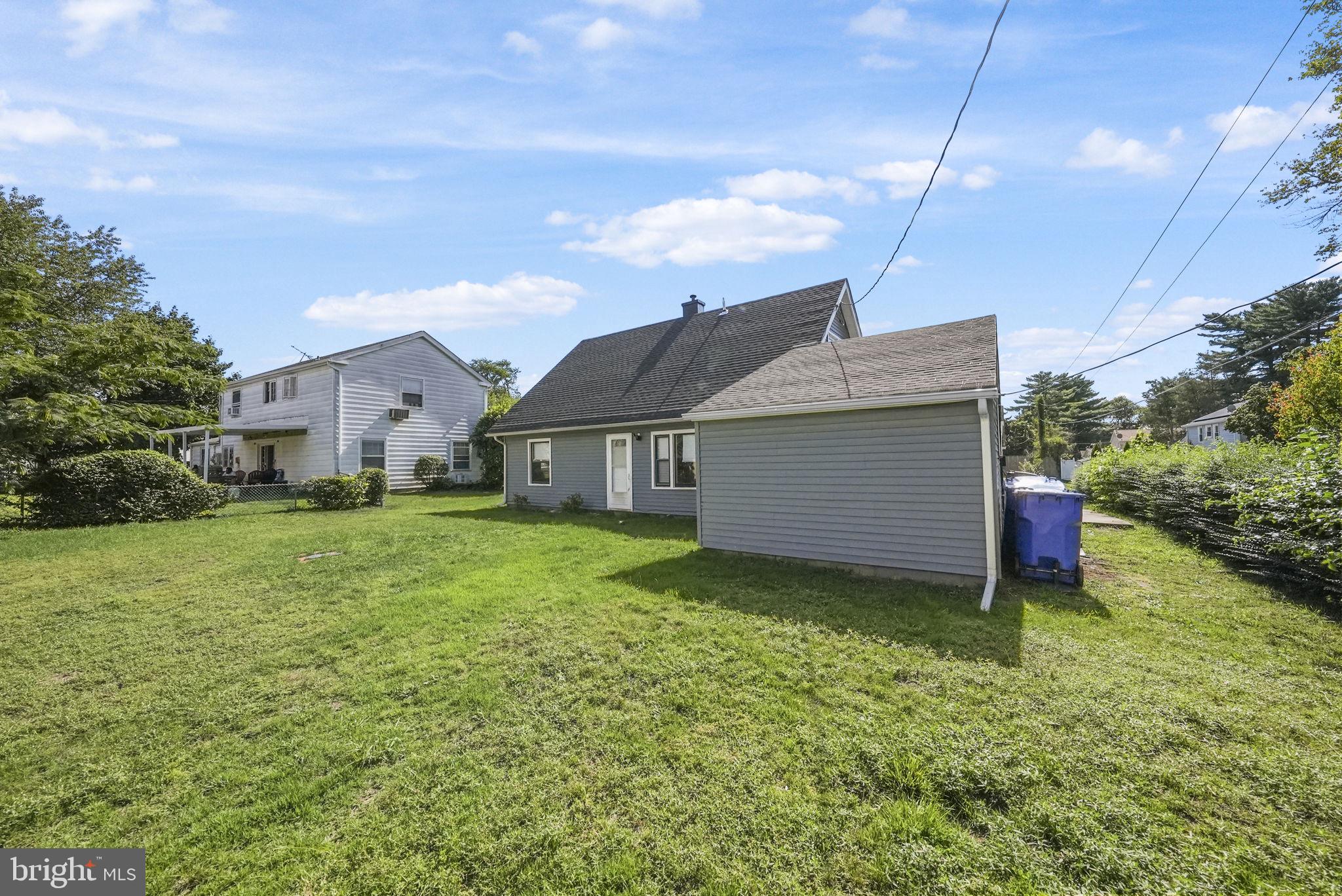 5 BARKER LN