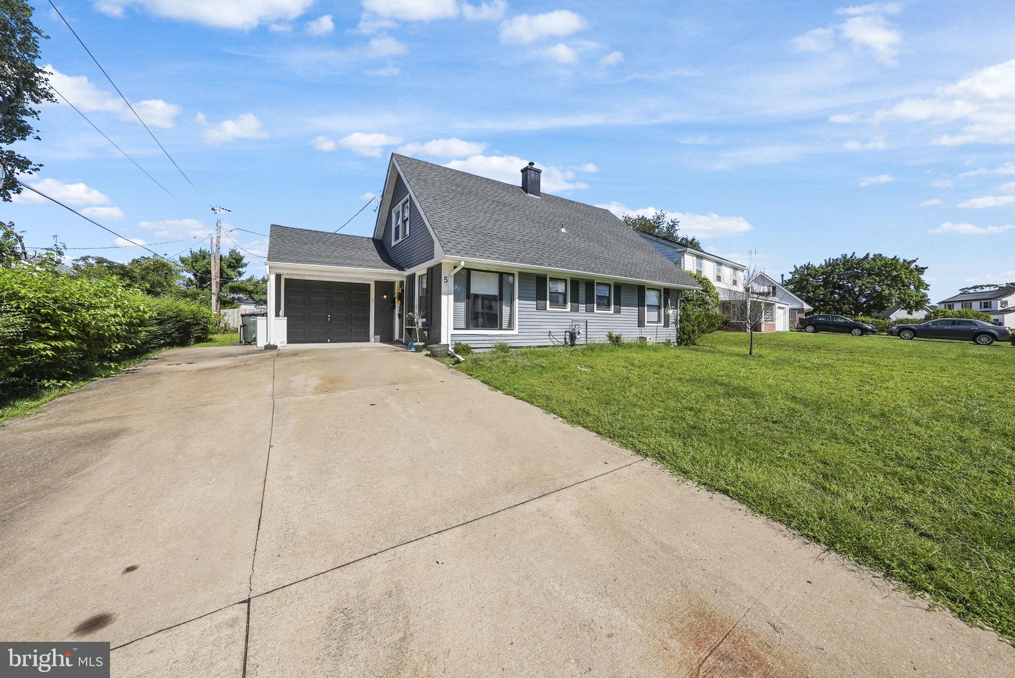 5 BARKER LN