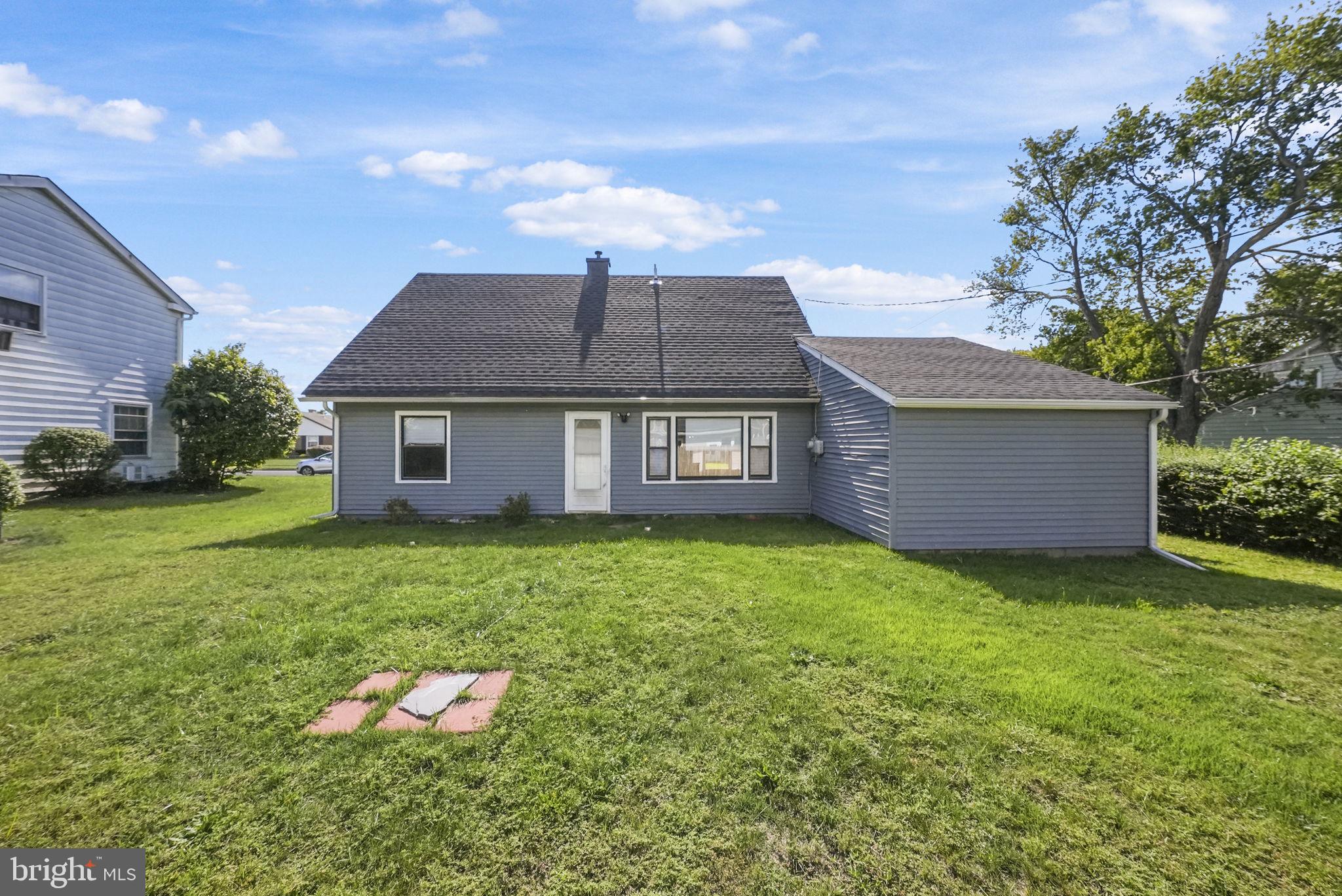 5 BARKER LN