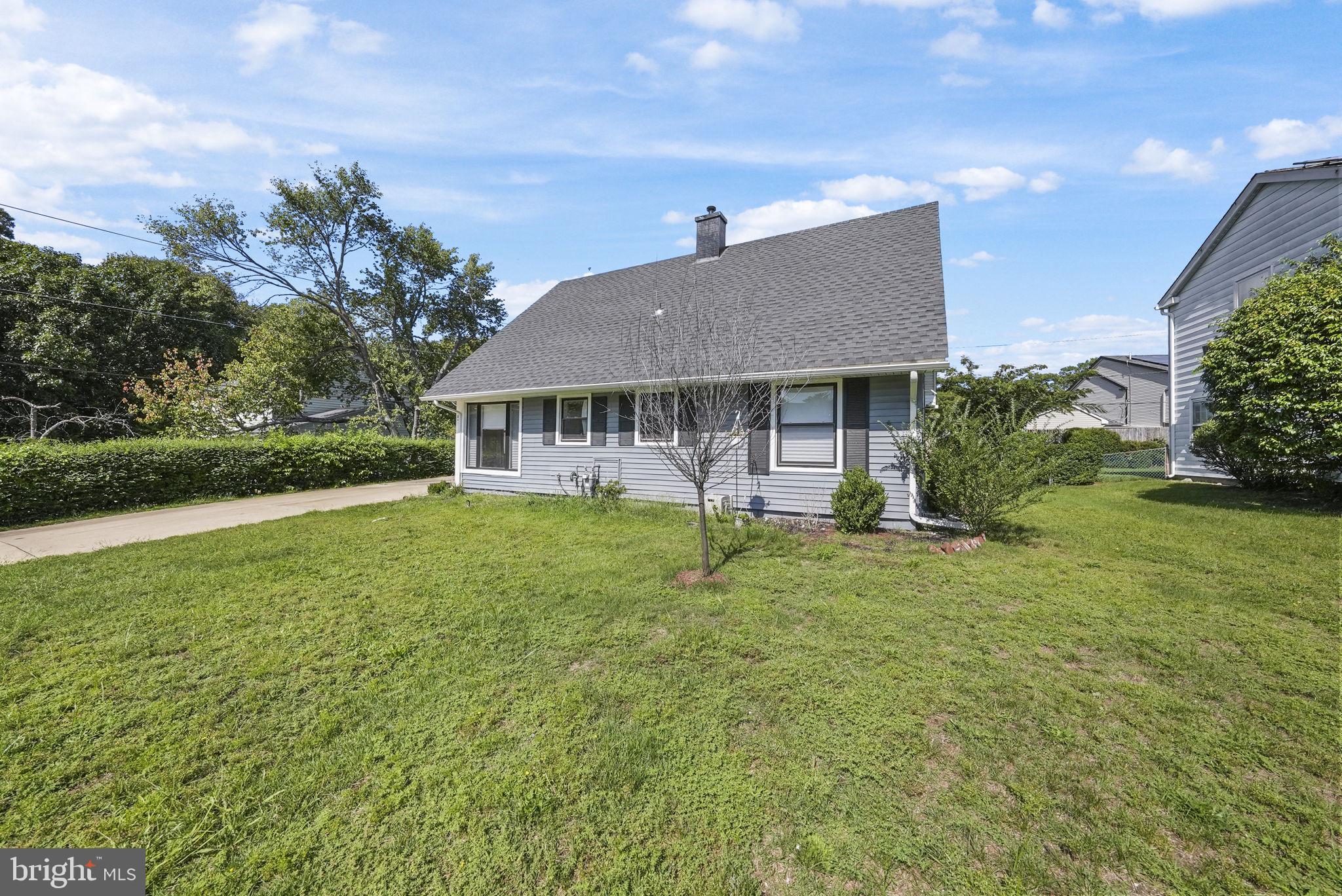 5 BARKER LN