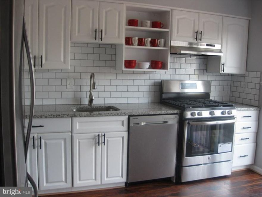 Remodeled home. Modern kitchen with granite counter-top, brand new SS appliances & sliders to the large deck. New pergo floors on the main level, new carpet. Extra room in the basement. New Samsung washer & dryer.. Walk out from basement to a fenced backyard. NO HOA FEE!