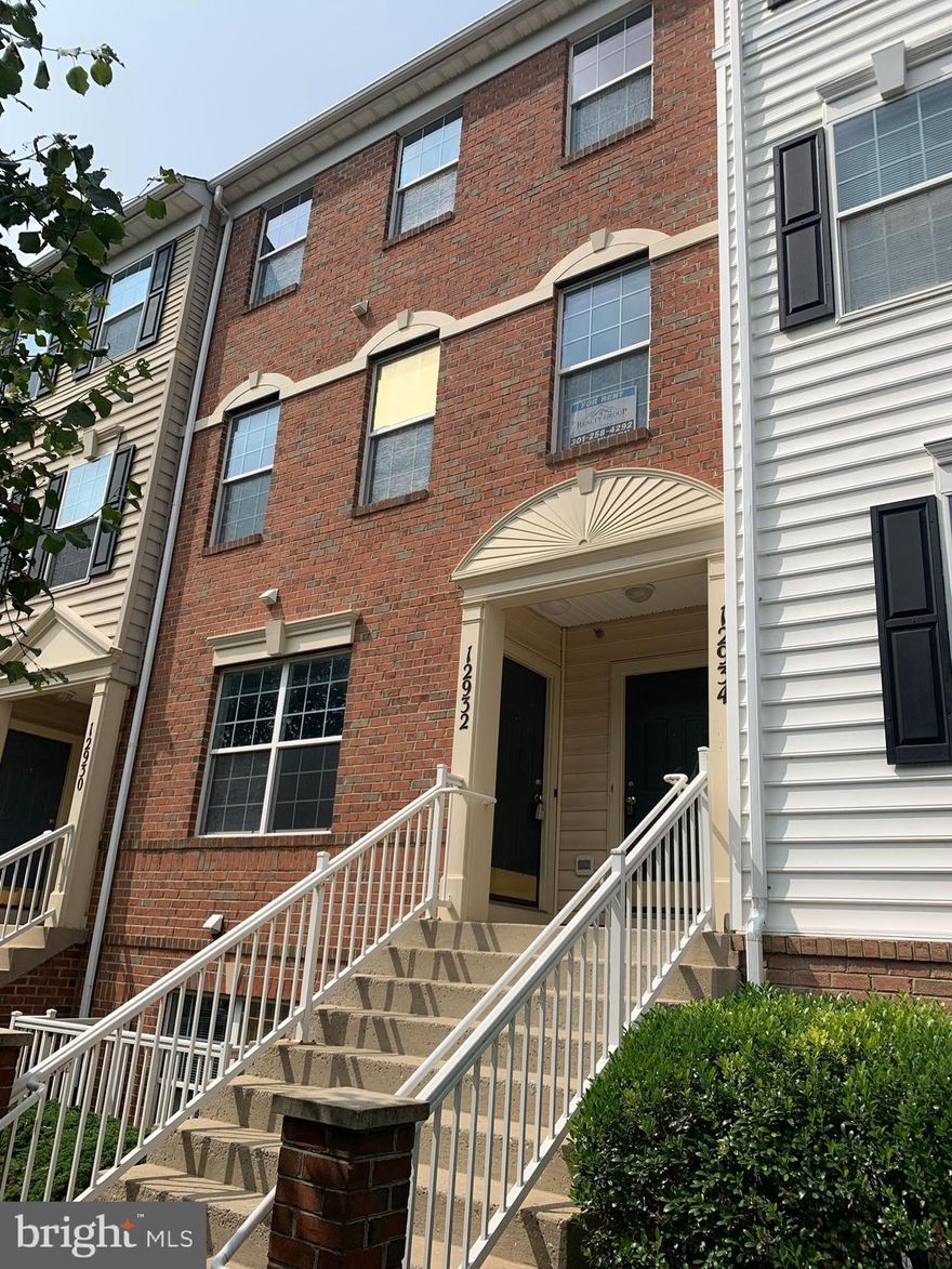 Nice sun-filled 3 br, 2.5 bath townhouse/condo with an attached one car garage. Spacious main level with an open floor plan,  Inviting eat-in kitchen with stainless steel appliances and corian counters. Beautiful hardwood throughout. Short walk to town center shopping, dining, entertainment and close I-270.