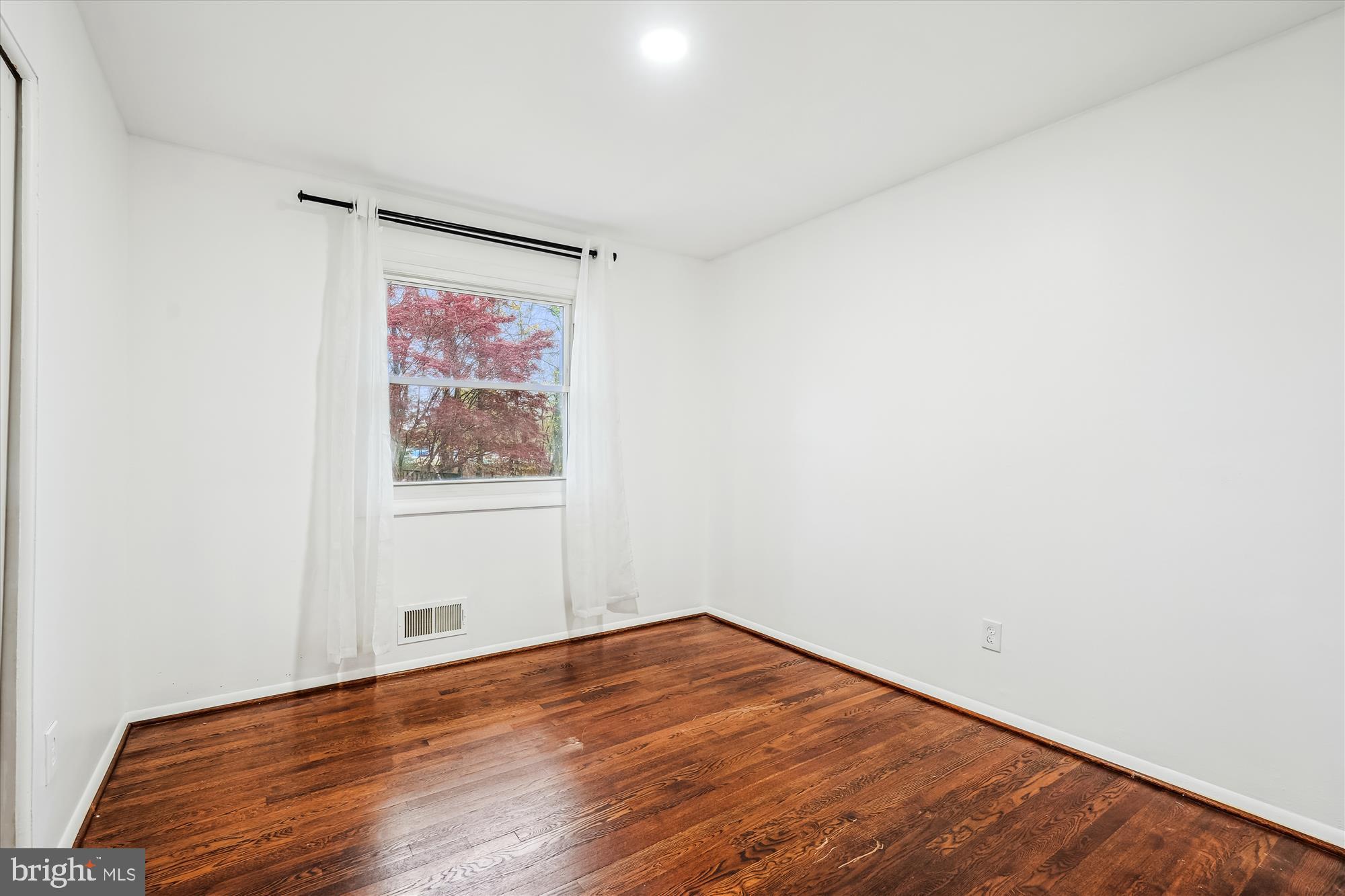 ENGLISH MANOR - Residential