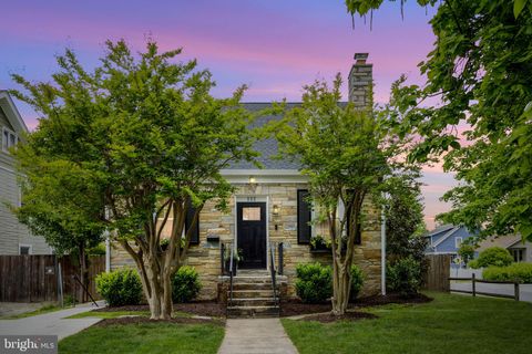 Photo of 222 E Oxford Avenue, ALEXANDRIA, VA 22301 (MLS # VAAX2060022)