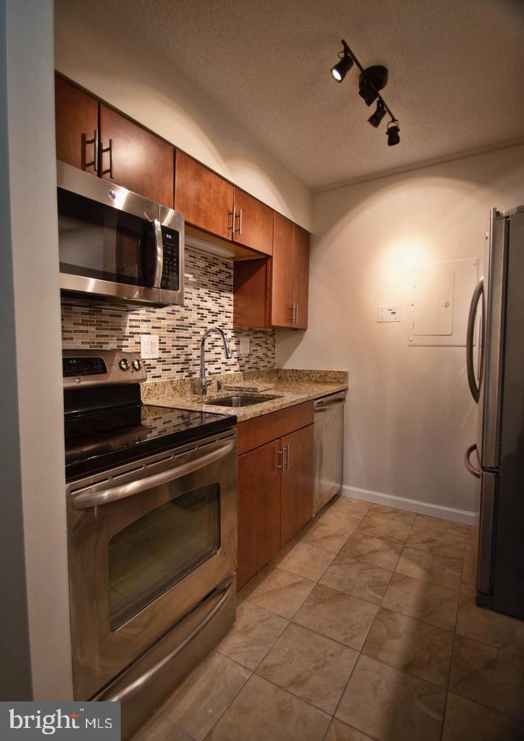 ENCORE OF MCLEAN - Residential Lease