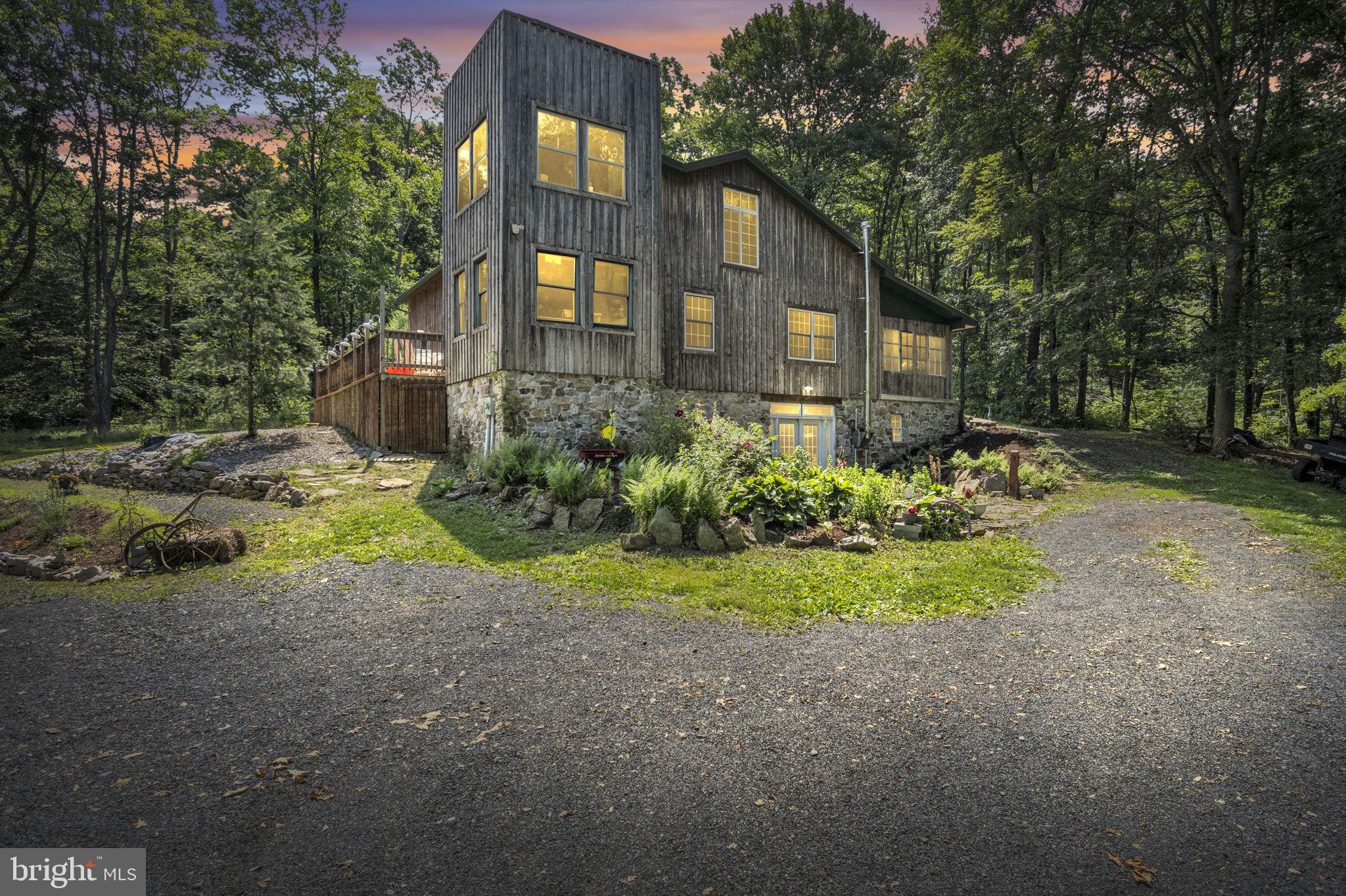 121 RAVINE LN