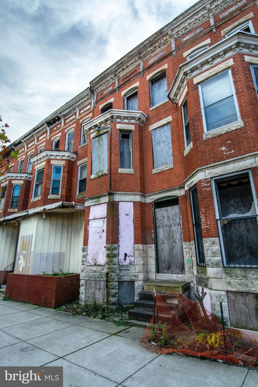 GRAND 3 LEVEL ROWHOME THAT'S READY FOR YOUR RENOVATIONS!