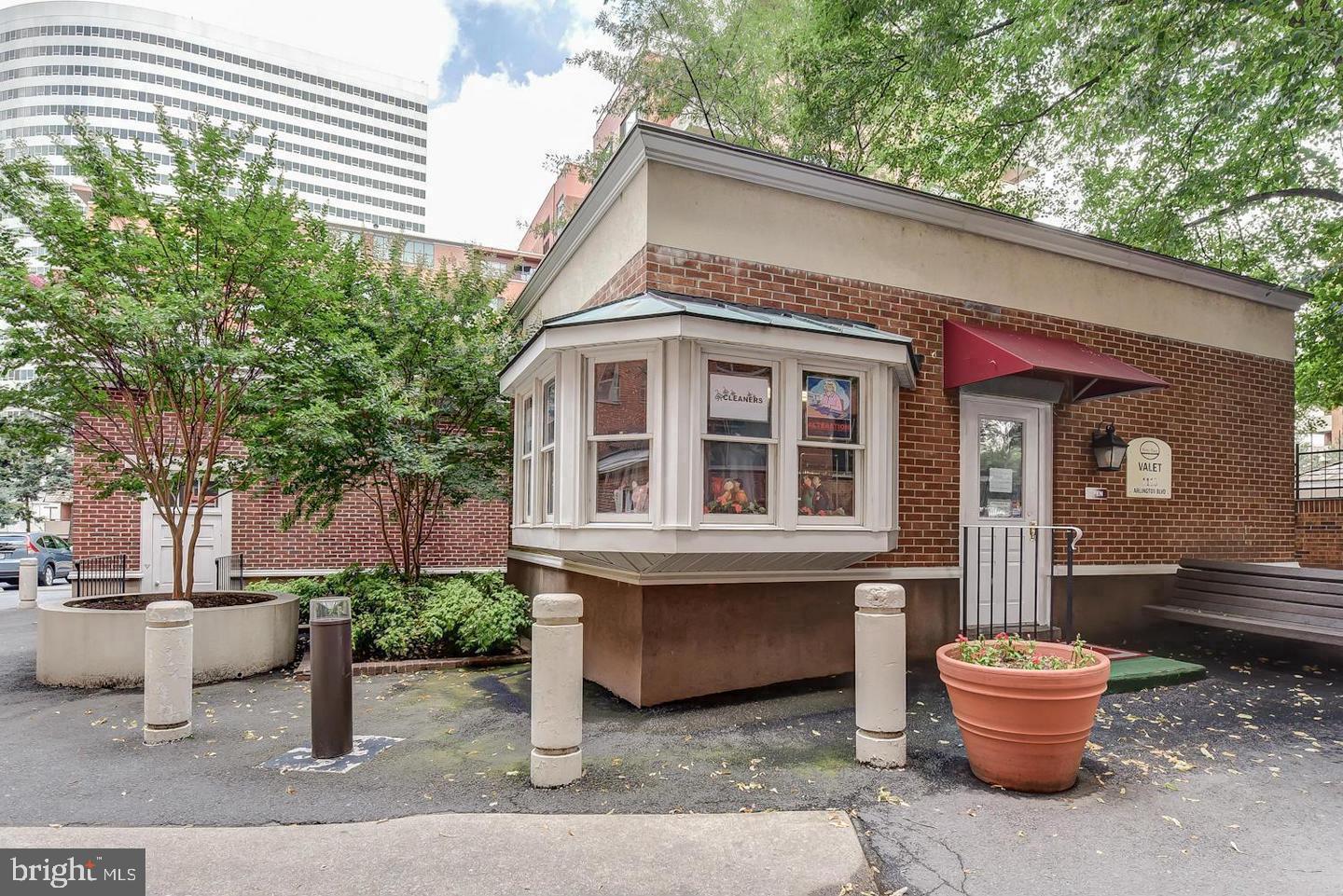 RIVER PLACE WEST - Residential Lease