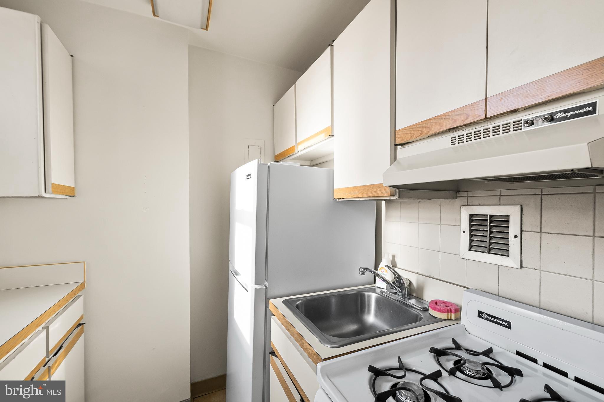 RIVER PLACE WEST - Residential Lease