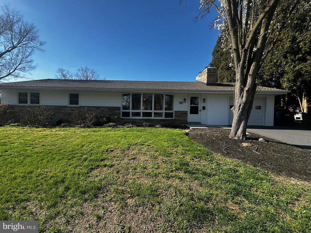 Photo of 415 E Willow Street, ELIZABETHTOWN, PA 17022 (MLS # PALA2085696)
