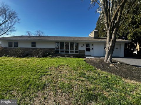 Homes For Sale - 415 E Willow Street<br/> Lancaster County, ELIZABETHTOWN, PA 17022