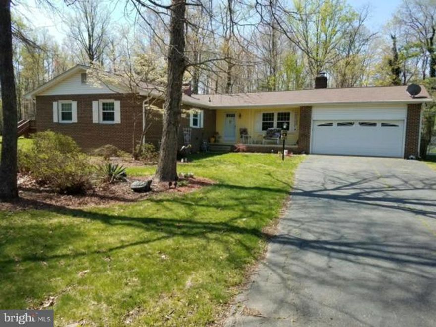 WONDERFUL RAMBLER ON HUGE CORNER LOT WITH WOOD FLOORS THROUGHOUT AND GORGEOUS KITCHEN...GRANITE COUNTERS, BACK SPLASH, SS APPLIANCES, NEW CABINETS! COZY FAMILY ROOM WITH PELLET STOVE INSERT. 3 LARGE BEDROOMS, SEPARATE DINING ROOM AND FAMILY ROOM. LIGHT AND BRIGHT SUN ROOM TOO. HUGE FENCED BACKYARD WITH VERY LARGE SCREENED GAZEBO IN THE SHADE OF THE TREES. .60 ACRE CORNER LOT IN DESIRABLE AREA.