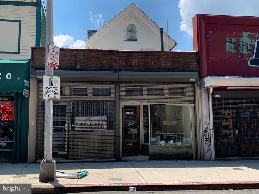 3 Unit mixed use with 2 storefronts and rear aparment.