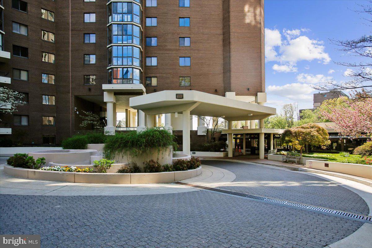 1600 N OAK STREET 1221