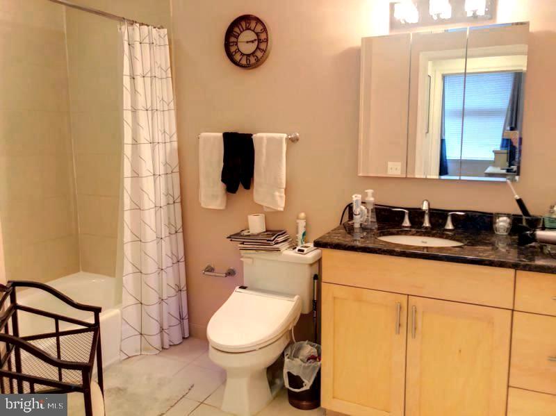 LOGAN SQUARE - Residential