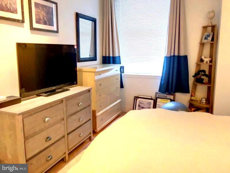 LOGAN SQUARE - Residential