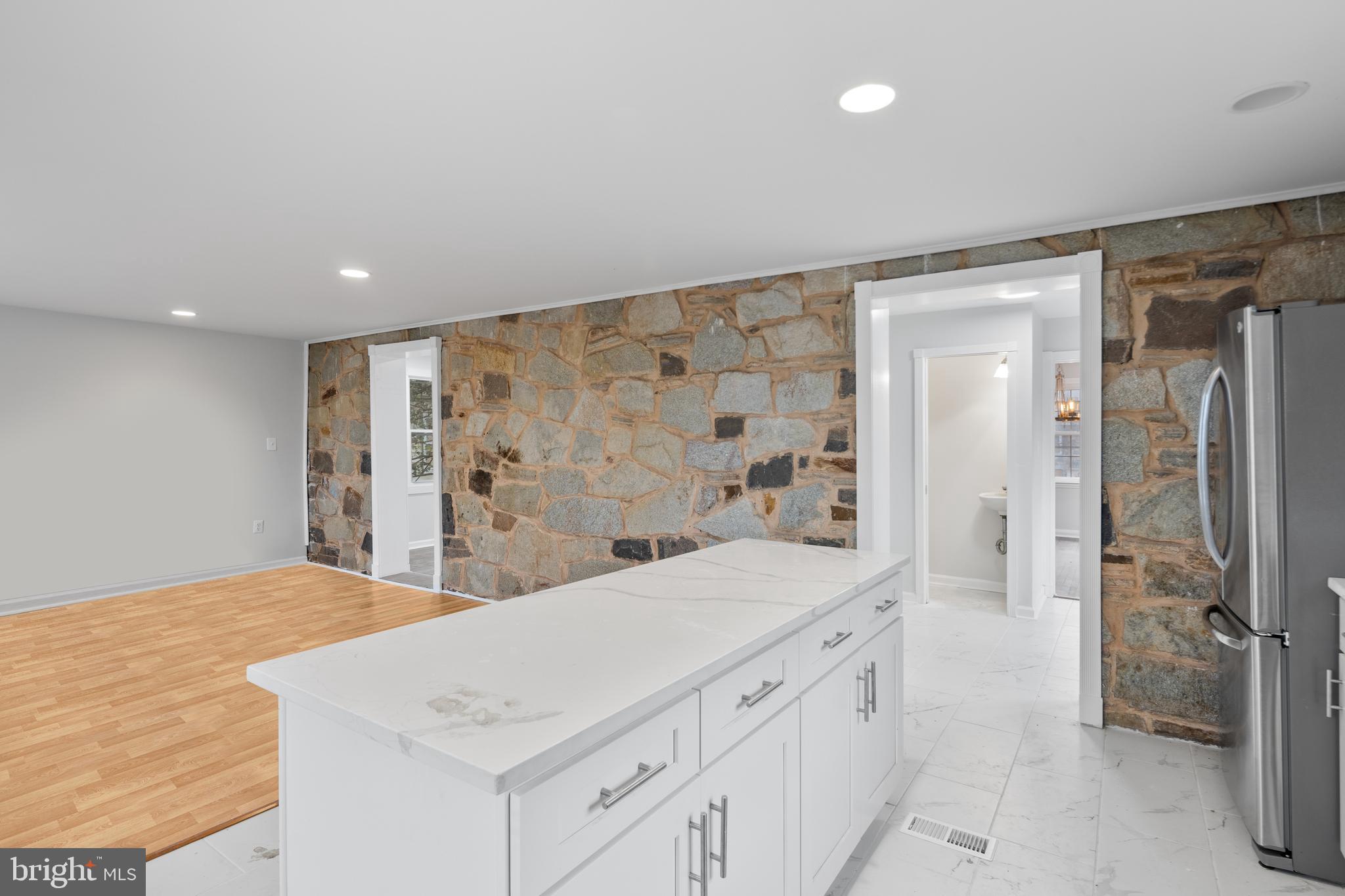 COLONIAL VILLAGE - Residential