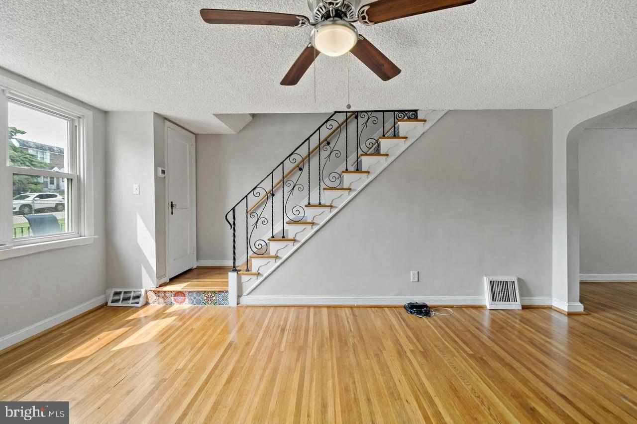 235 W WYNCLIFFE AVENUE