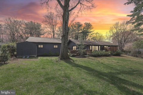 Photo of 10913 Howland Drive, RESTON, VA 20191 (MLS # VAFX2299132)