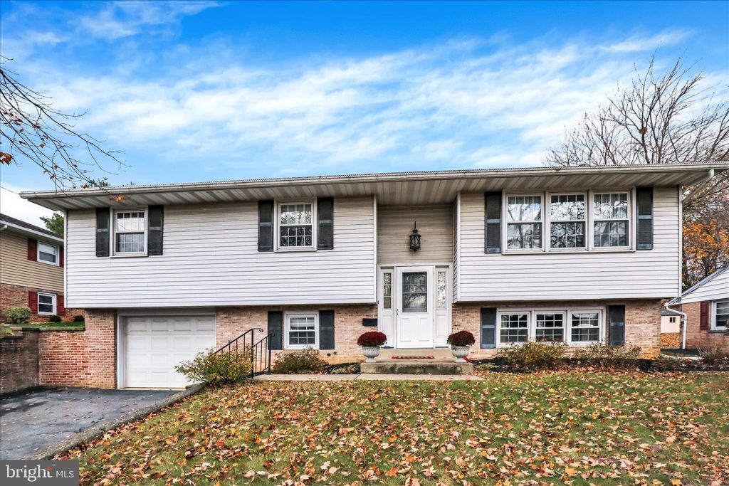 Photo of 385 Valley View Drive, NEW HOLLAND, PA 17557 (MLS # PALA2079192)