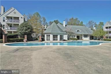 PENDERBROOK SQUARE CONDOMINIUMS - Residential